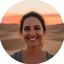 Gaudenthia Bellisario sorridente tra le dune del Sahara al tramonto